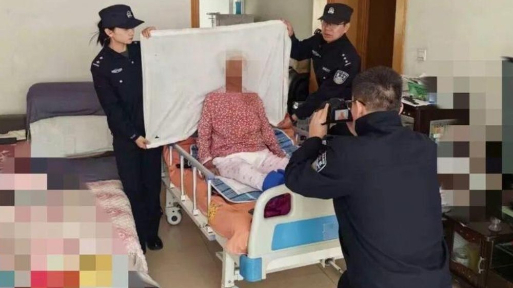 志丹县公安局保安派出所为行动不便群众提供上门办证服务