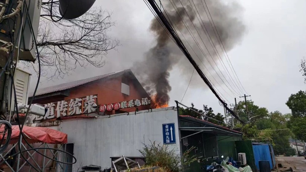 南昌一饭店突发火灾，火势从厨房烧至屋顶，消防紧急处置