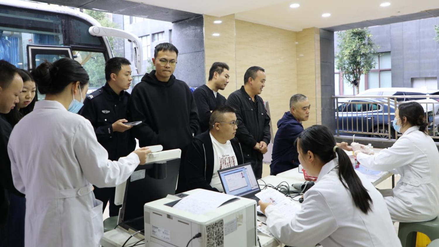 热血传温情  担当显初心：岳池县法院组织干警开展无偿献血活动