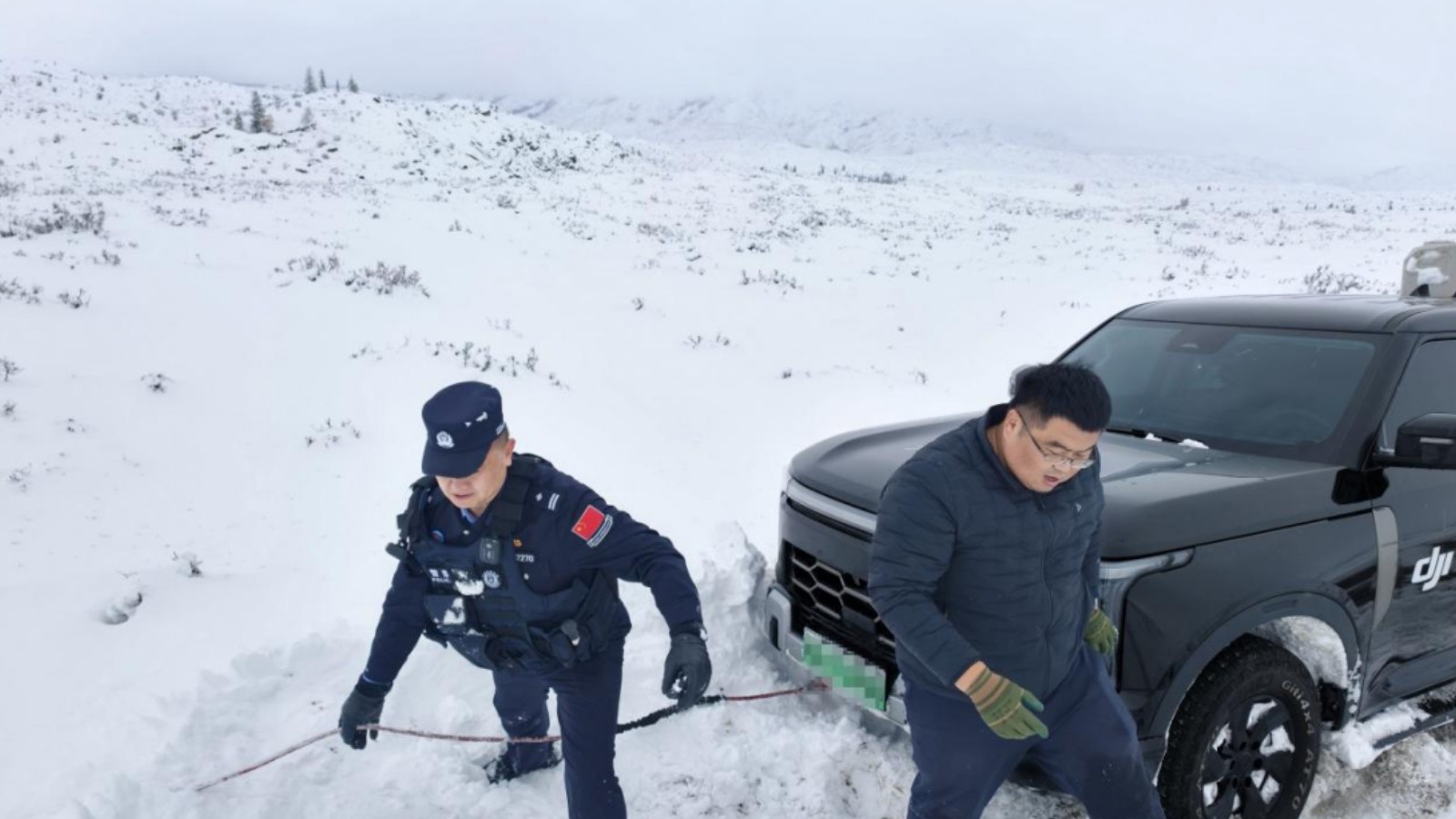 车辆滑下路基被困民警半小时紧急救援
