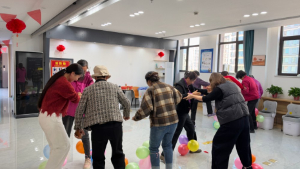 银川市金凤区海珀兰轩社区：趣味运动暖人心 邻里同乐促和谐