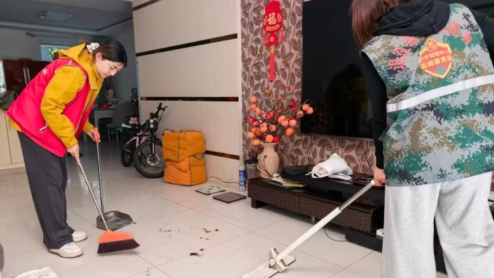 银川市兴庆区康平社区：义剪上门暖银发 清洁到家传温情