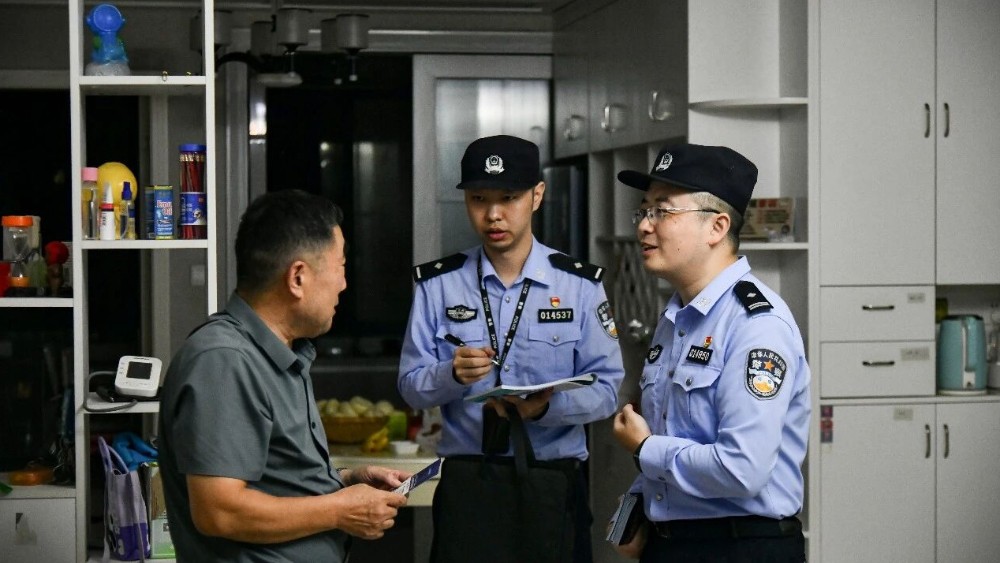 脚步跟着灯光走 南昌市公安局高新分局推行晚间错时走访助力“双提升”