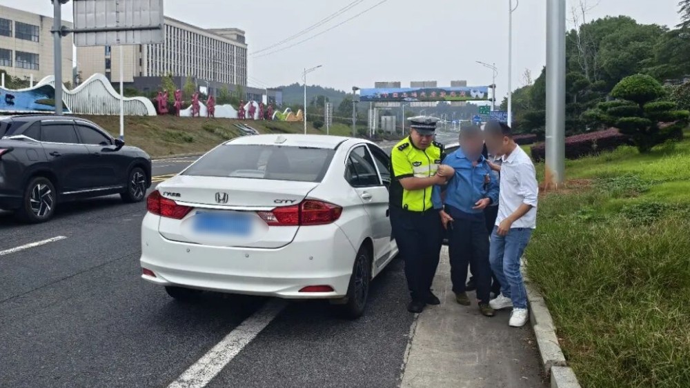 吉安泰和交警与时间竞速 9分钟开辟生命通道救治被毒蛇咬伤村民