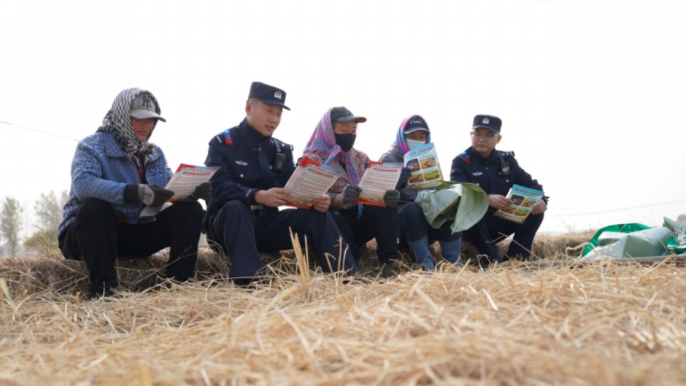 冰城公安：普法扎根黑土地 扫黑宣传进农家