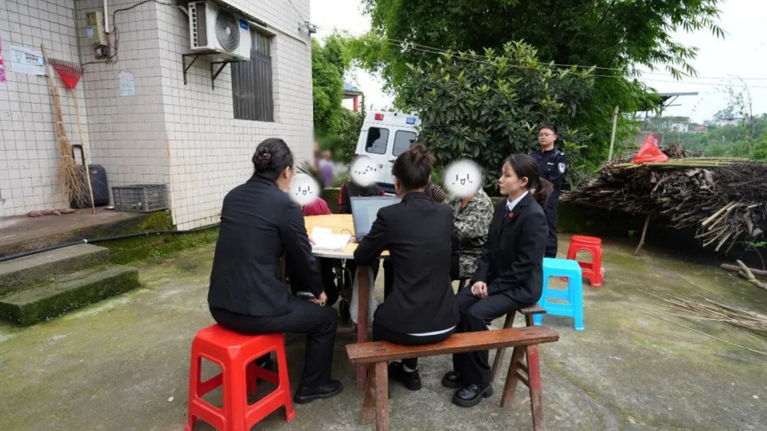 “敬老月”里的一场巡回审判，“家门口”化解赡养心结