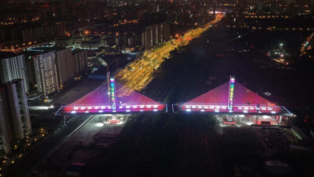 震撼145分钟！6.2万吨“巨无霸”凌空转身！济南开源路铁路桥上演“空中芭蕾”