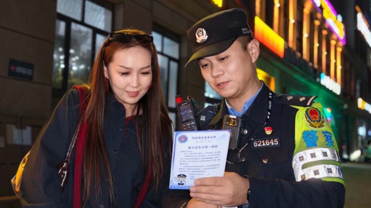 新疆塔城边境管理支队玛依海边境派出所开展夜间防盗宣传活动