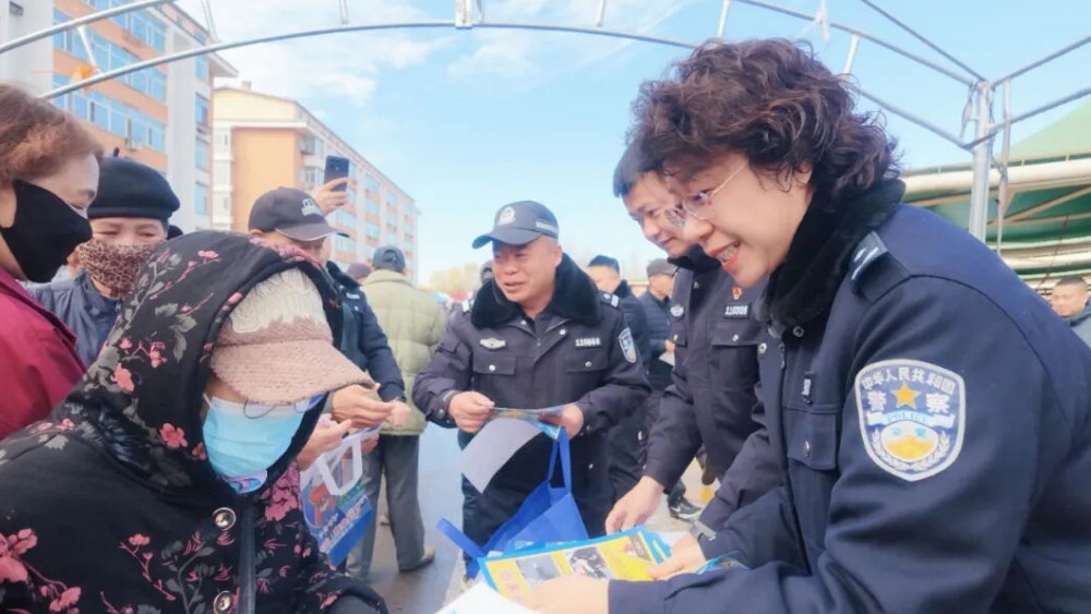 伊春交警组团送法 融合开展交通安全“七进”宣传