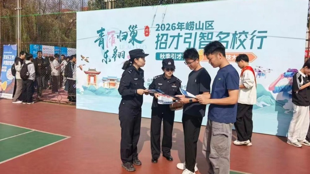 秋风润校园 藏蓝护平安
