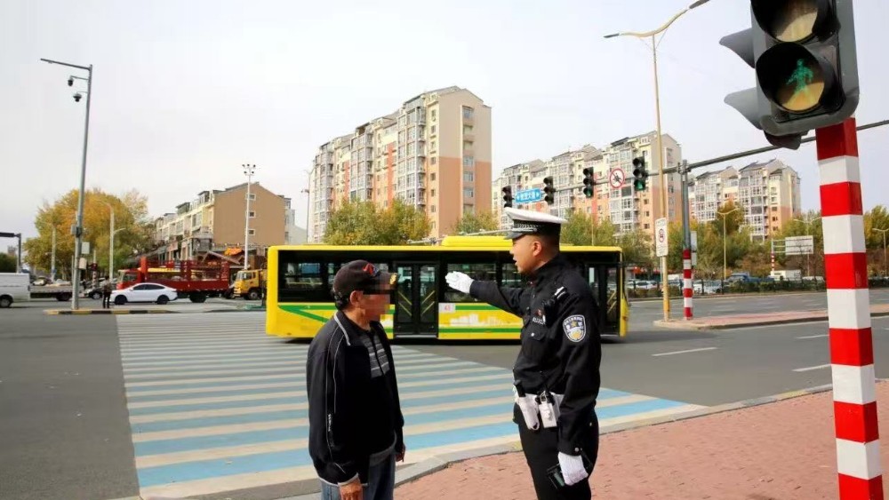 冰城公安交管路口劝导：别拿这几秒赌安全