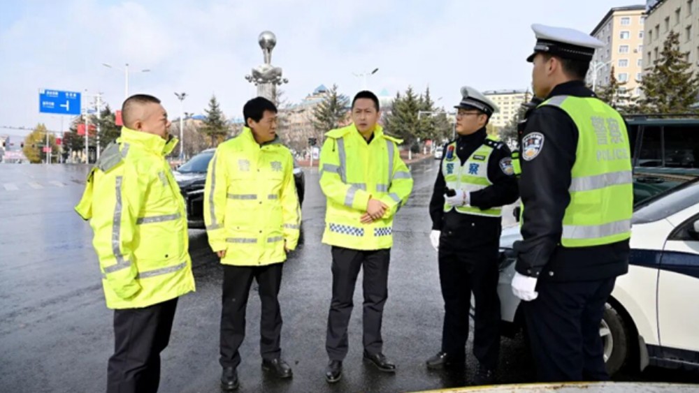 双鸭山交警全力守护雨雪天出行安全