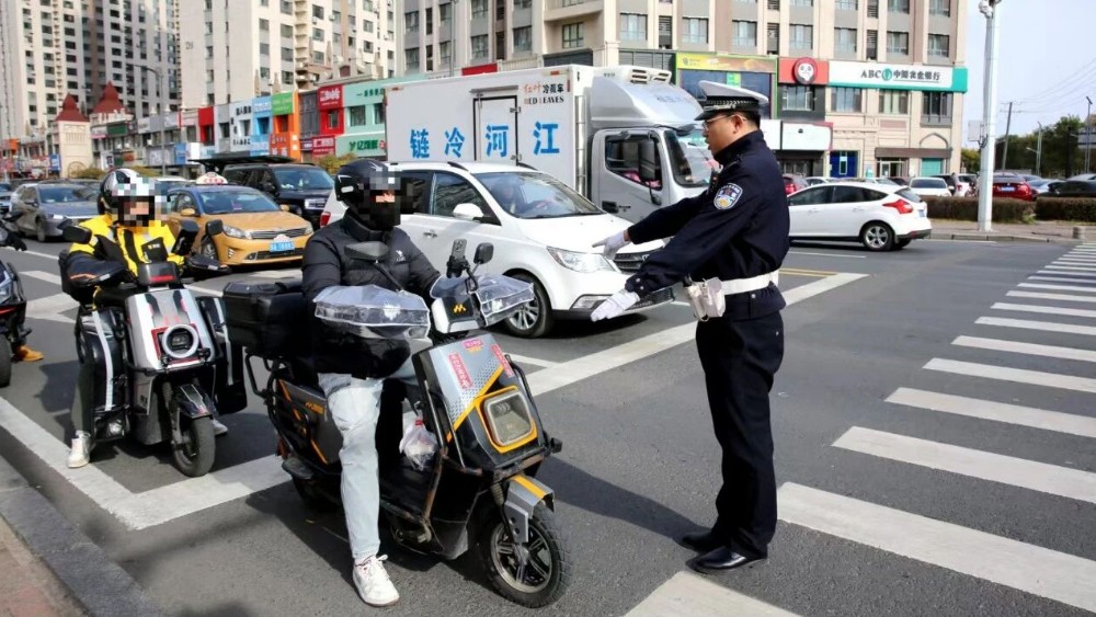 为抢时效逆行，图方便不戴头盔……冰城公安交管集中整治电动车违法