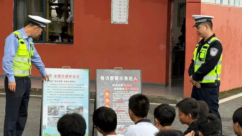 守护孩子上学路！宜春万载交警走进双桥中学开展交通安全课