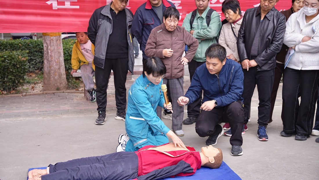 移动CT车+十余科室专家团！新乡这场义诊把三甲医院“搬”进社区