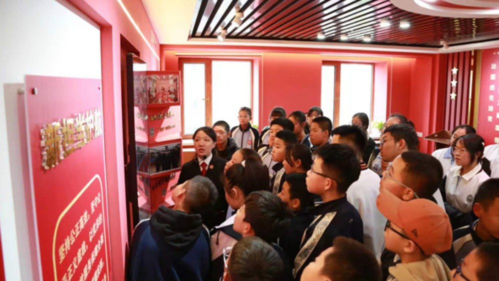 沉浸式研学进法院，四十五中学生零距离感受法律庄严与温度