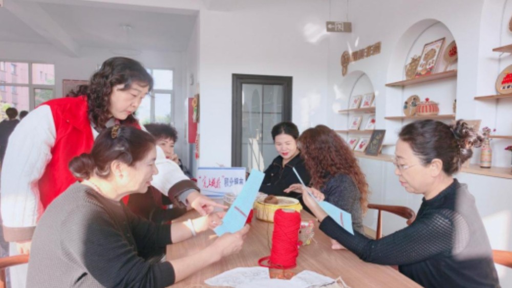 吴忠市利通区新民社区：积分账上存新风 枫桥树下化纠纷