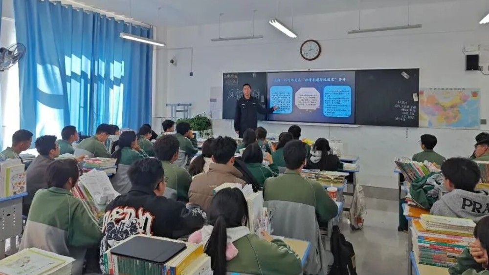 反诈宣传进校园 筑牢安全防火墙