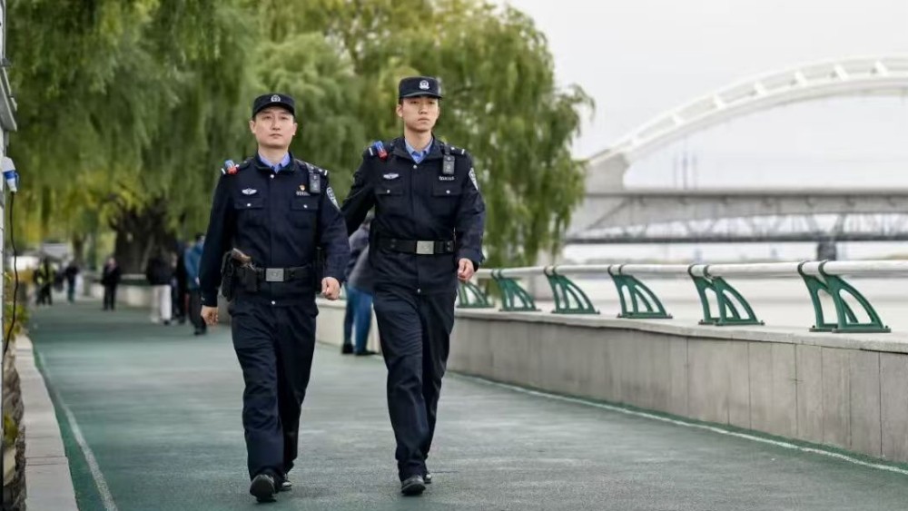 水上船巡、岸上车巡、重点部位步巡！冰城公安立体守护一江碧水