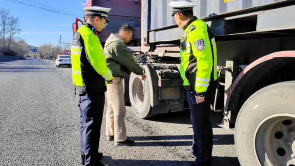 双鸭山交警亮剑交通违法！严查涉牌涉证、超限超载违法行为