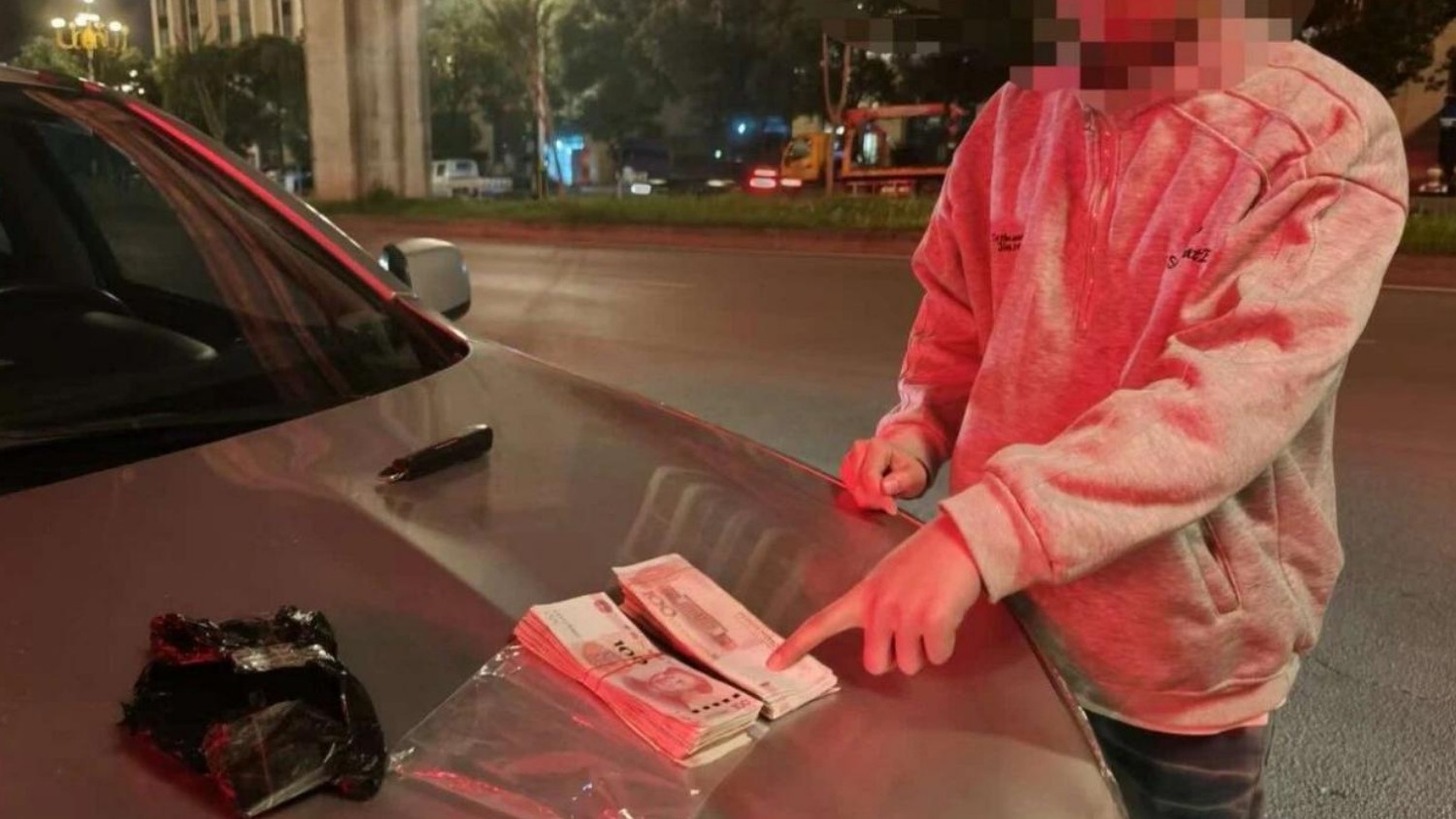 广安经开公安：深夜跨市紧急拦截！2 万元现金保住了！