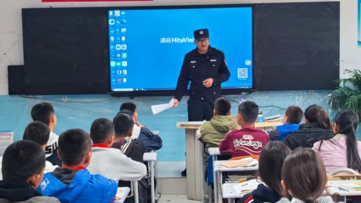 新疆巩留县法学会联合巩留县公安局开展“反诈宣传进校园”主题活动