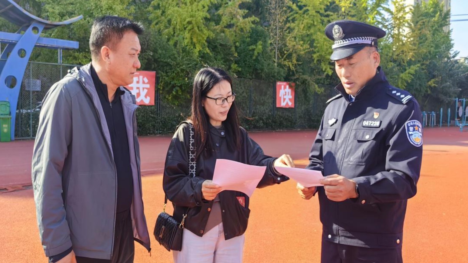 经侦民警普法进社区 面对面守护群众“钱袋子”