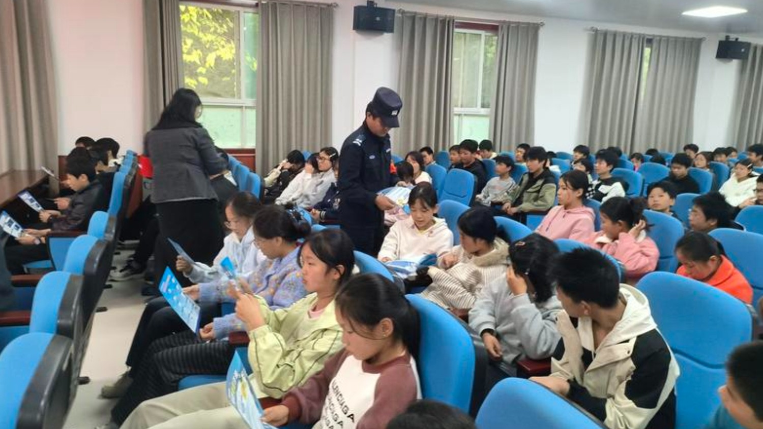 小手拉大手平安进校园
