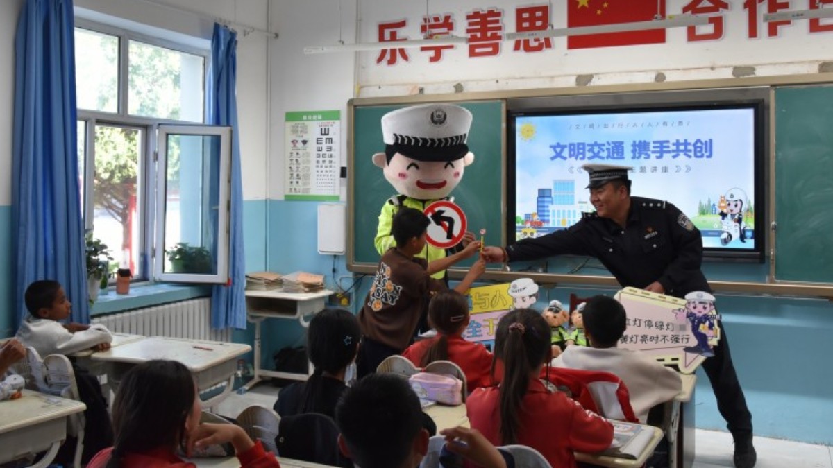 新疆霍尔果斯市公安局交通管理大队深入开展交通安全进校园主题宣传活动