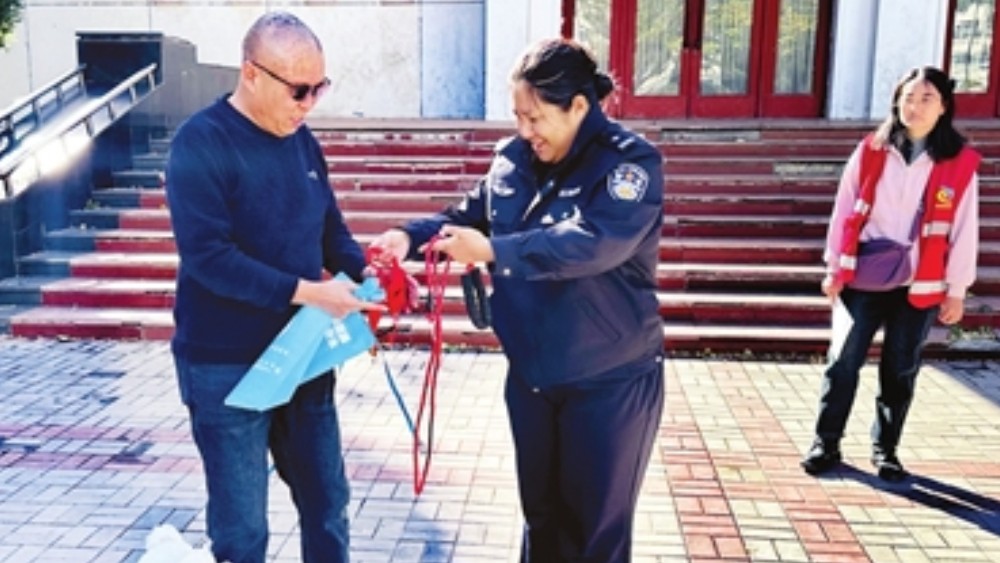 警社联手宣传文明养犬