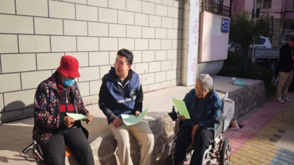 银川市金凤区锦绣苑社区：医保宣传进万家 帮办服务暖民心
