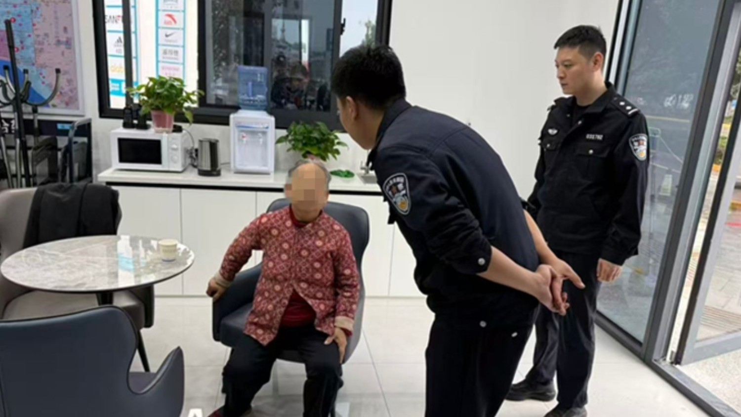 汉台公安：巡逻发现走失老人 多方联动助其归家