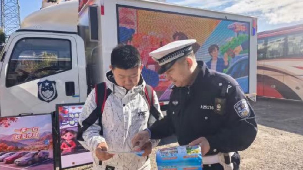 冰城公安把文明交通落到路面实处，把安全知识送到每人身边