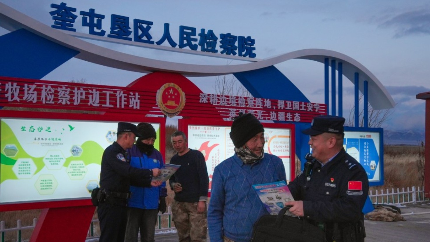 新疆塔城边境管理支队阿吾斯奇边境派出所：G219线国道边的“暖心驿站”