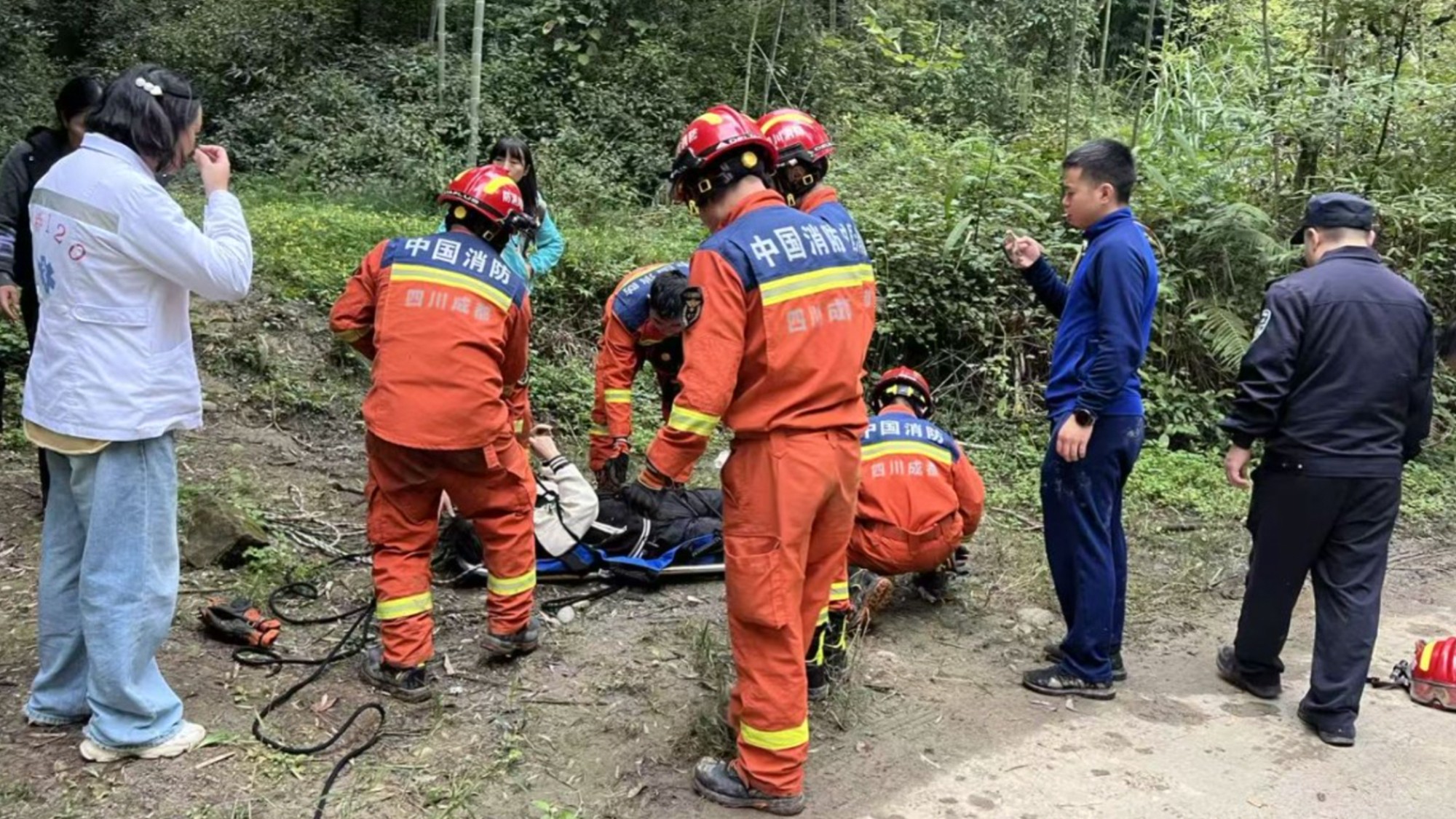 成都女子徒步分水岭骨折被困深山 警方联动多部门成功救援