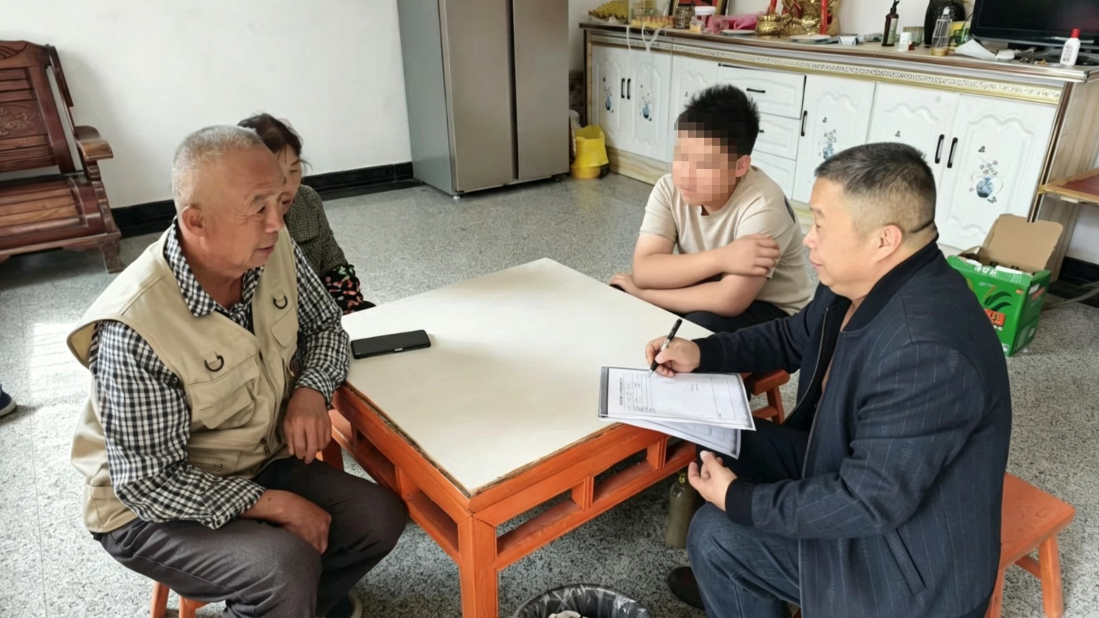 温情家访暖童心 法治护航助成长