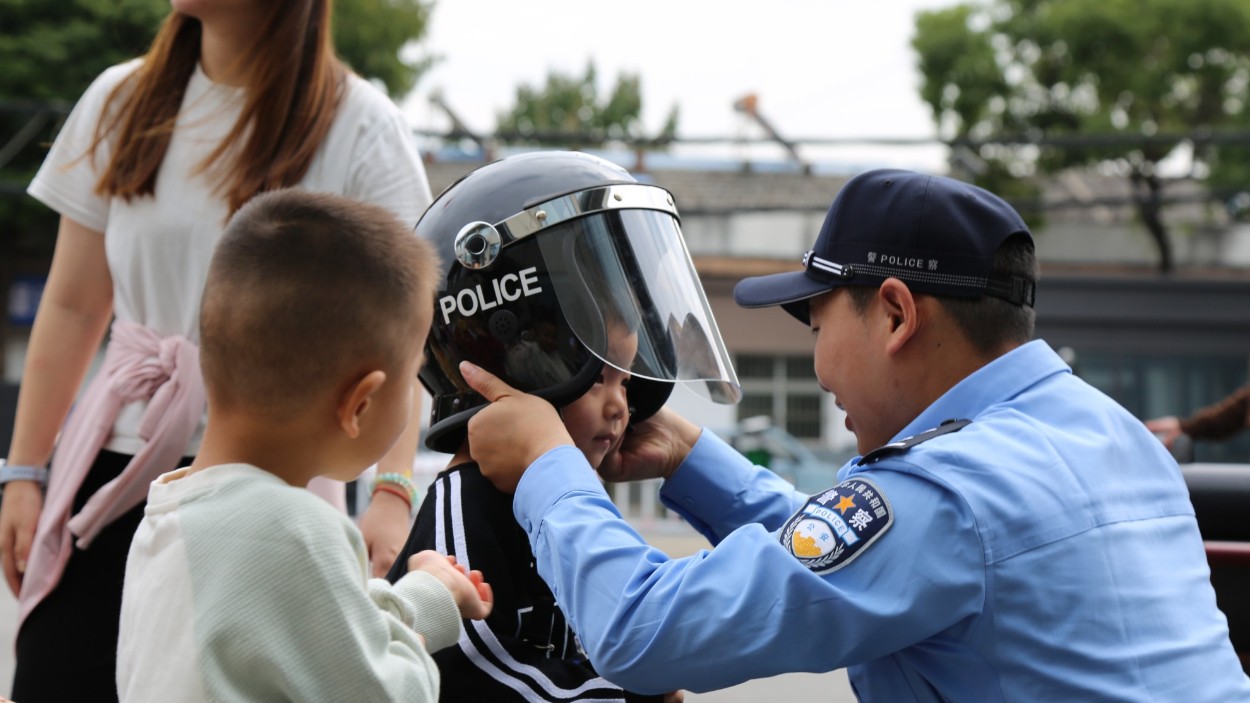 萌娃探警营 安全伴成长