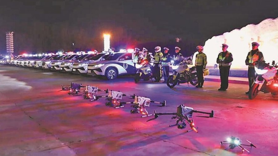 大庆无人机当空劝阻行人闯灯
