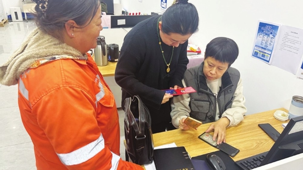 环卫工拾金不昧 网格员帮寻失主