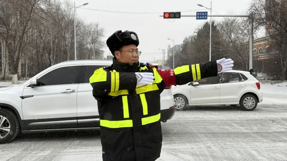 以雪为令 浴雪护航——加区交警全力保障降雪天气道路通行安全
