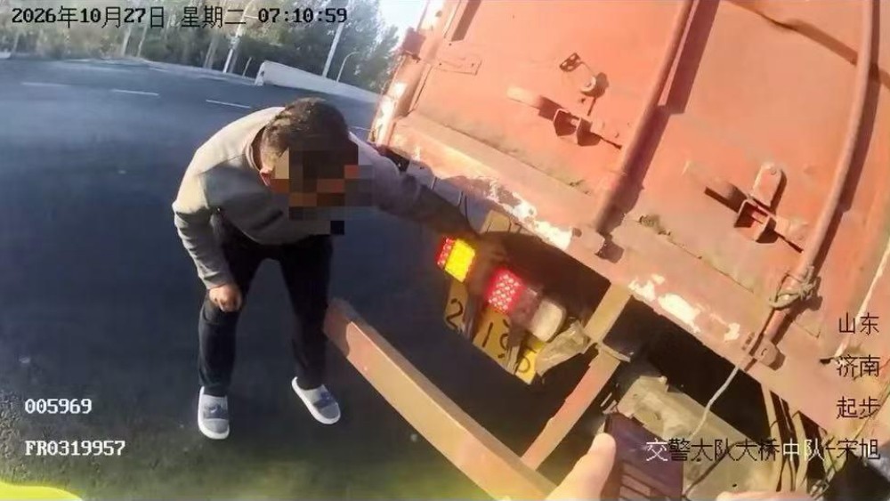 借口 “闹着玩” 遮挡号牌，济南货车驾驶员被罚记9分