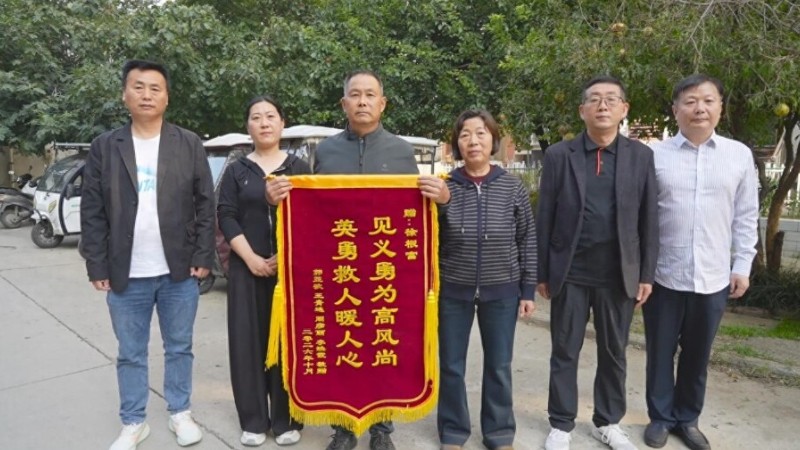 一架梯子，一把铁锤，火场连救四人——徐根富，好样的！