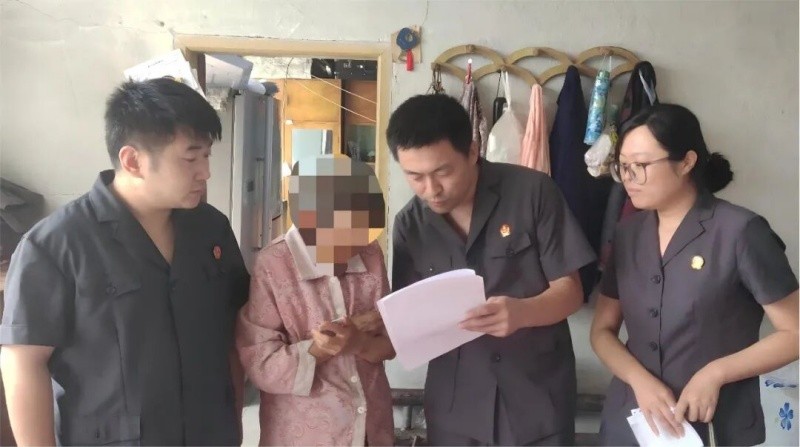 黑龙江省伊春市铁力法院：女儿告继母、奶奶列第三人 一场抚恤金纠纷如何“调”出全家和气？