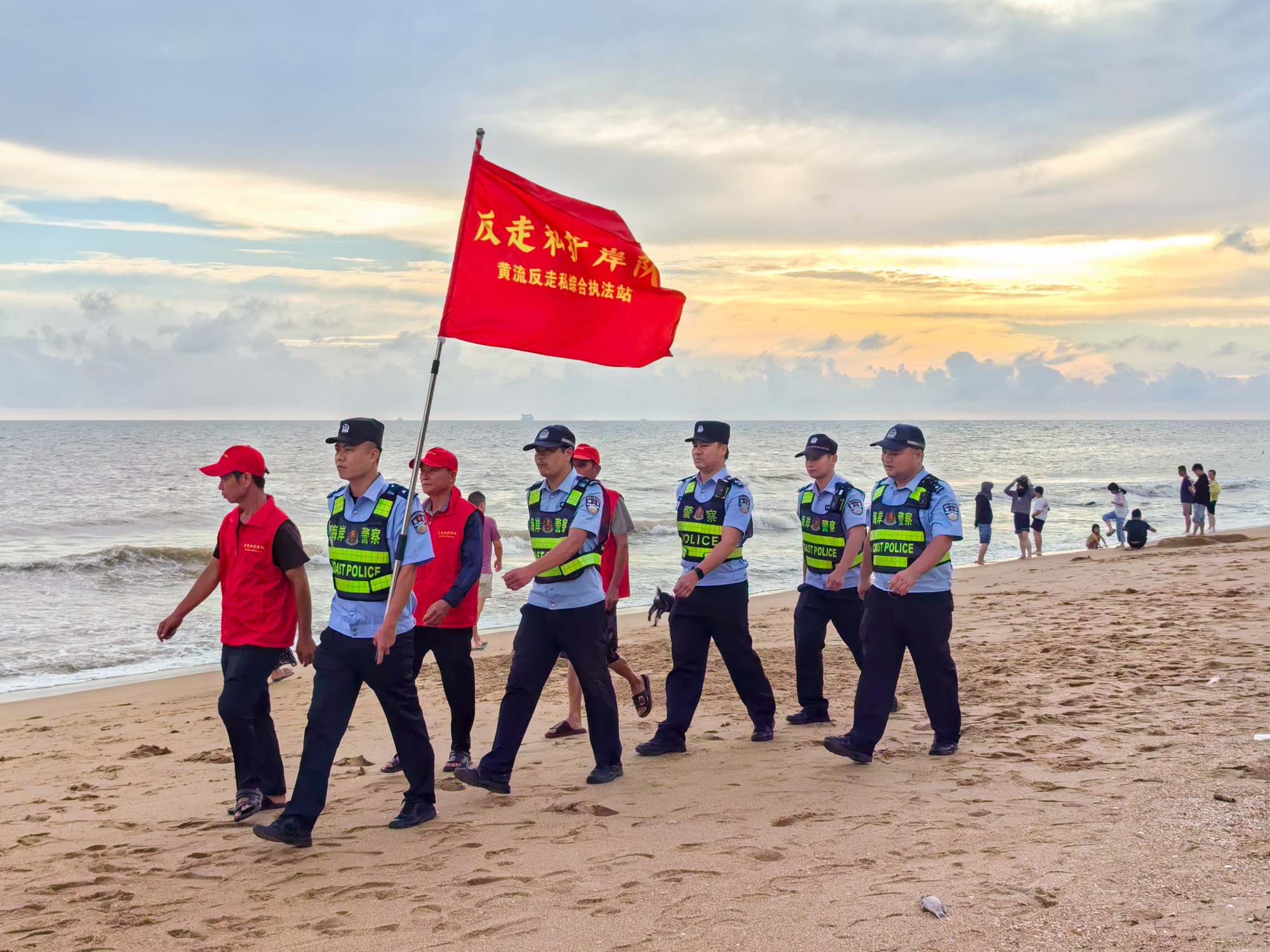 海南省公安厅反走私和海岸管理总队第五支队以“警察蓝”守护“中国红” 绘就乐东海岸平安底色