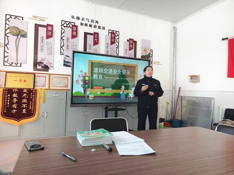 黑龙江省大兴安岭公安局十八站分局：交通安全“进校园”，家长会上“话安全”