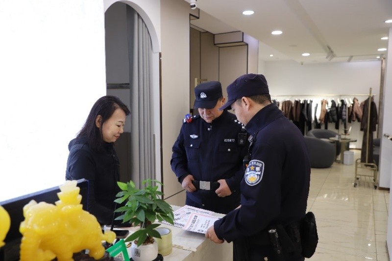 流动普法进市场 扫黑宣传护营商——黑龙江省哈尔滨市通河公安扫黑除恶宣传走近商户群众