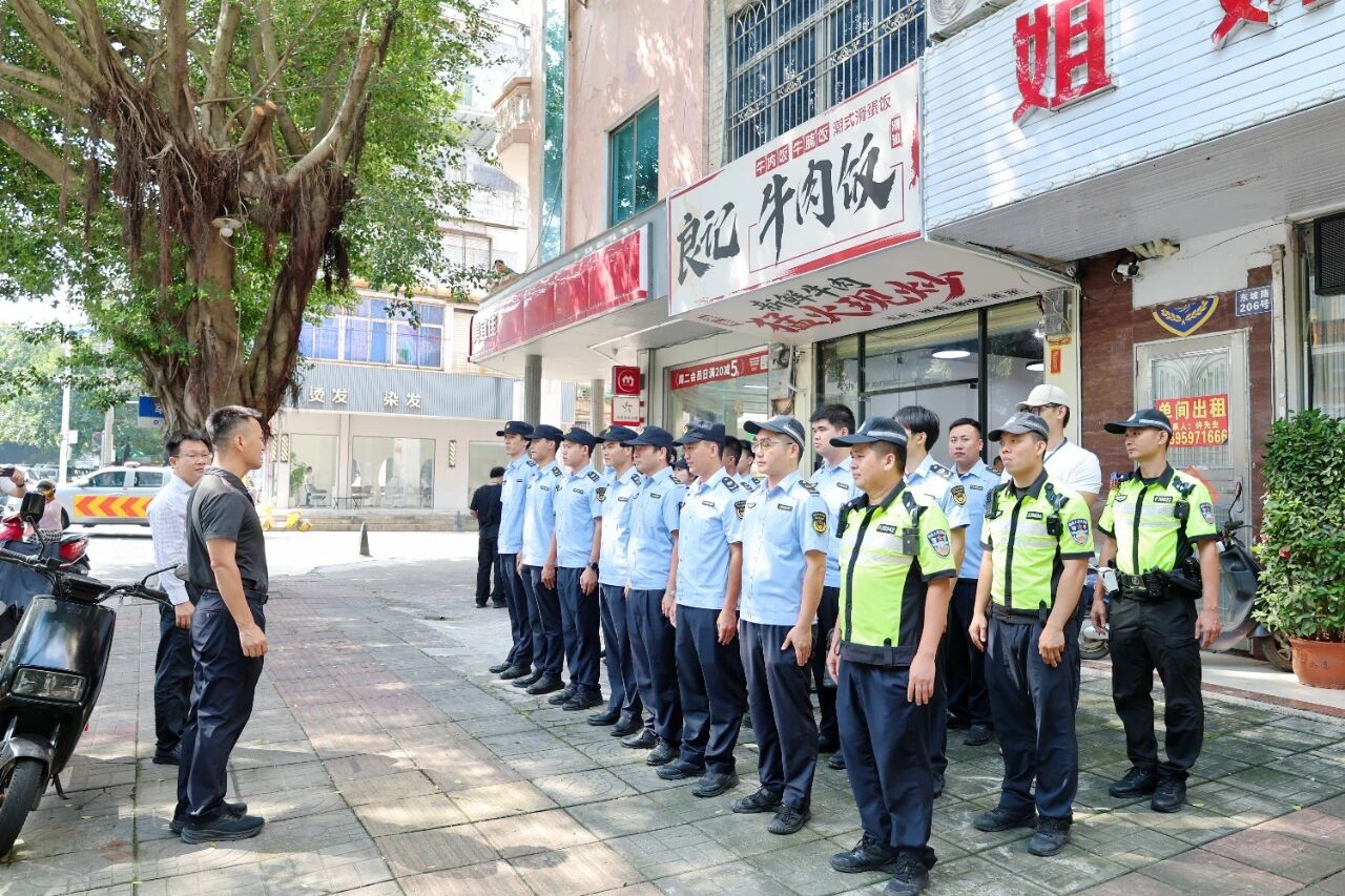 回应群众关切！海南省儋州市综合行政执法局联合公安交警部门开展公共停车位专项整治
