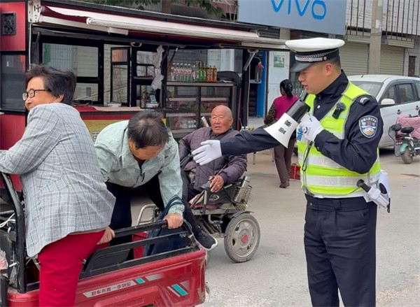 陕西淳化交警 “大喇叭” 响起来 交通安全进集市