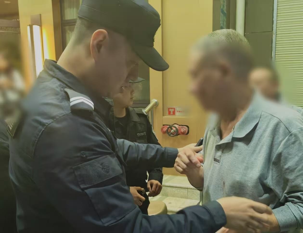 陕西石泉：巡特警夜巡途中及时救助醉酒老人