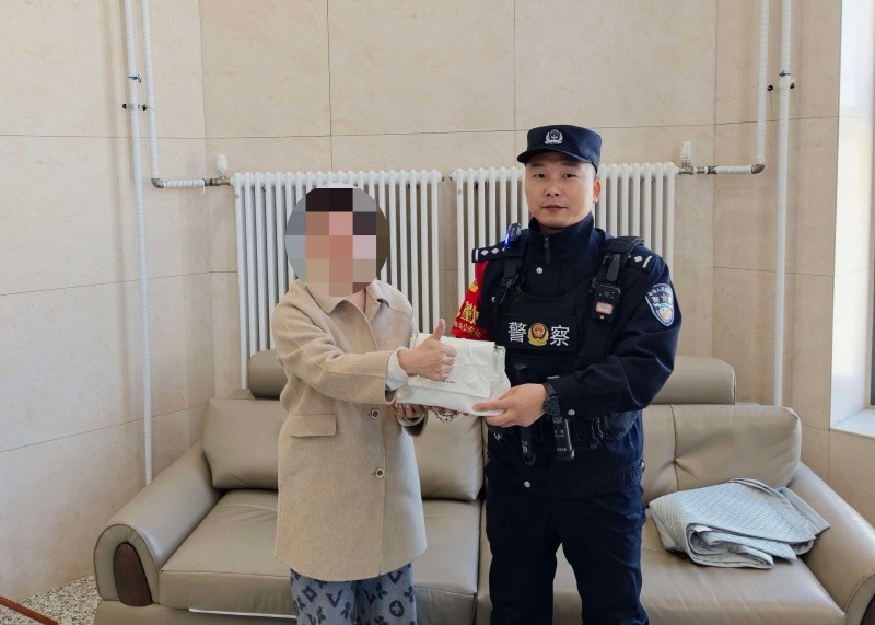 佳木斯铁路公安处鹤岗火车站派出所：一日内接连帮旅客寻回失物 暖心服务解民忧